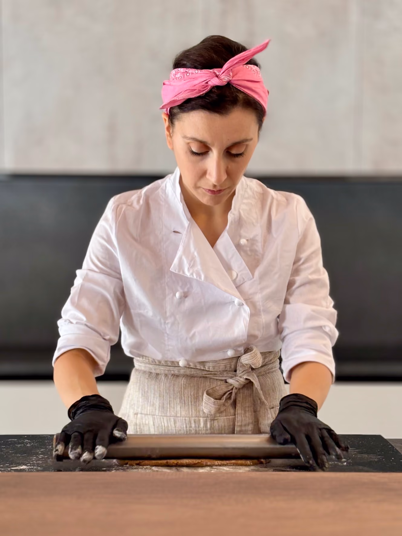 Chiara decora una torta vegana per un compleanno nel laboratorio artigianale Éclair