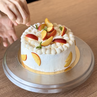 Torta a strati personalizzata con crema e frutta